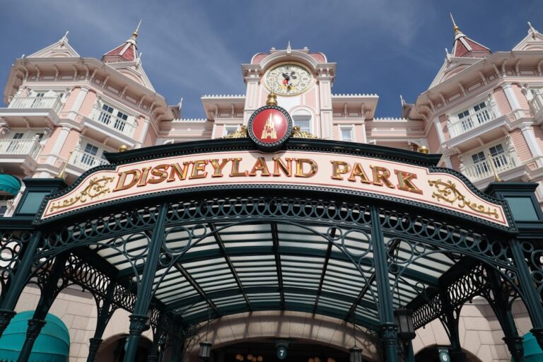 découvrez la carte interactive des parcs disney : localisations des attractions, restaurants, boutiques et conseils pour profiter au maximum de votre visite à disneyland et walt disney world.