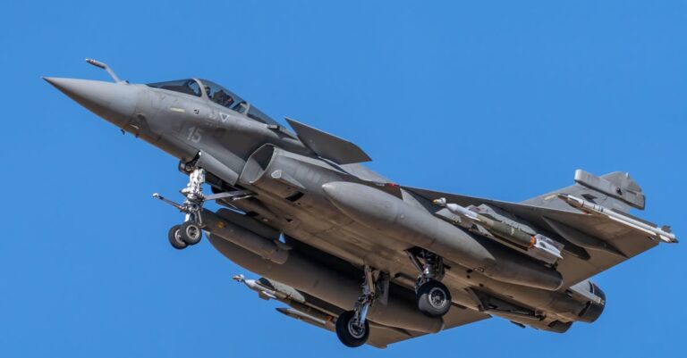 découvrez la freebox delta : une box internet puissante qui vous offre le meilleur du wifi, la fibre ultra-rapide, la 4k, ainsi que de nombreux services inclus pour profiter d’une expérience numérique complète à la maison.