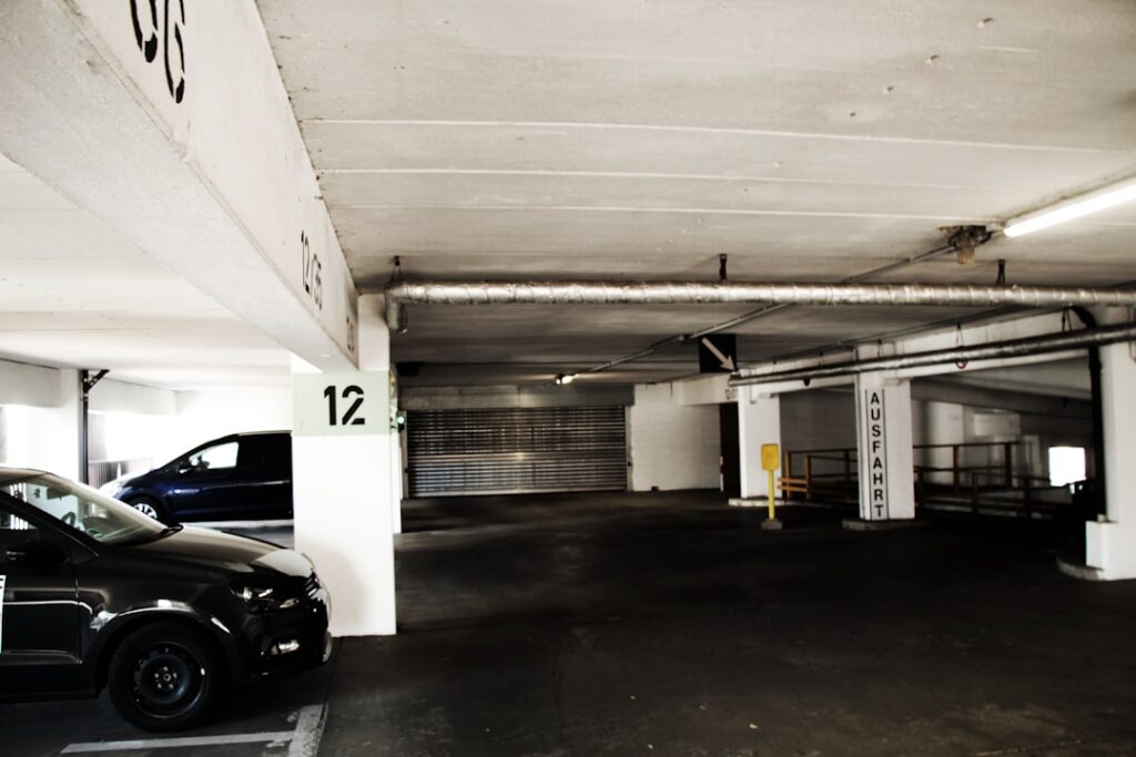 découvrez comment concevoir le plan idéal pour votre garage : conseils, astuces d’aménagement, exemples et modèles pour optimiser votre espace de rangement et protéger votre véhicule.