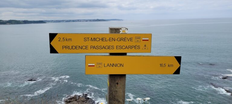 découvrez le sentier côtier gr34, un parcours emblématique qui longe la côte bretonne. parfait pour les amateurs de randonnée, de paysages sauvages et de patrimoine naturel entre terre et mer.