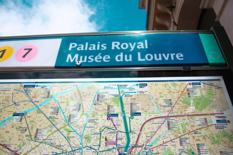 découvrez la carte complète du métro de paris : un guide pratique pour naviguer facilement dans la capitale, avec toutes les lignes, stations et correspondances à jour.