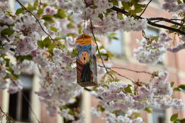 découvrez l'upcycling : une démarche créative et écologique qui consiste à transformer des objets ou matériaux inutilisés en produits de valeur, réduisant ainsi les déchets tout en stimulant l'innovation et l'originalité.