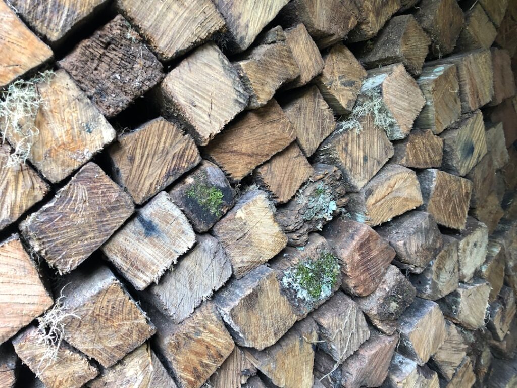 découvrez nos abris de jardin en bois robustes et esthétiques, idéals pour stocker vos outils, bûches ou équipements en toute sécurité. livraison rapide et installation facile !