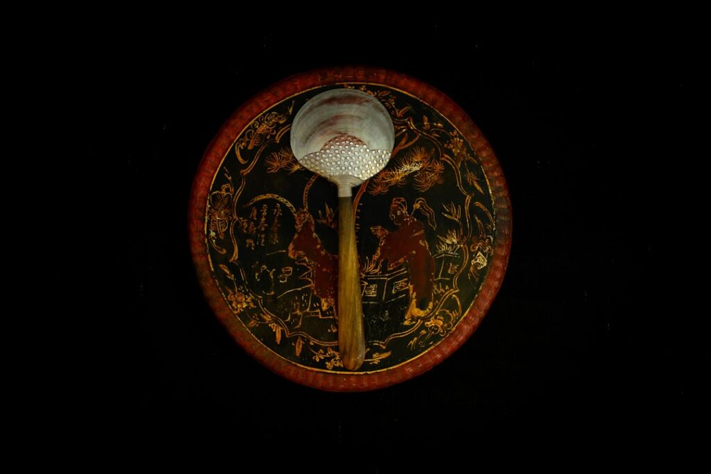 découvrez l'art de la divination avec un pendule : guide pratique pour débutants, méthodes d'utilisation et conseils pour interpréter les réponses.