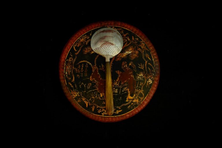 découvrez l'art de la divination avec un pendule : guide pratique pour débutants, méthodes d'utilisation et conseils pour interpréter les réponses.