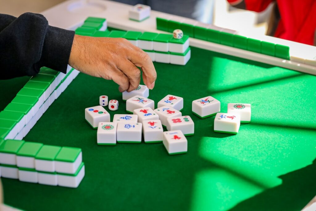 découvrez l'univers du mahjong, un jeu de stratégie traditionnel asiatique alliant réflexion et concentration. jouez en ligne ou apprenez les règles pour devenir un expert.