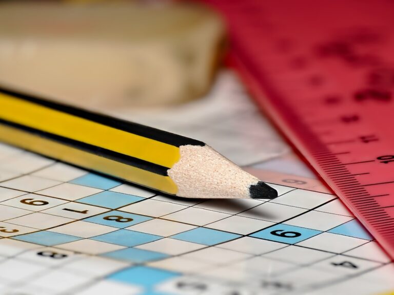jouez au sudoku, le jeu de logique incontournable qui stimule votre esprit. résolvez des grilles pour entraîner votre mémoire et votre concentration.